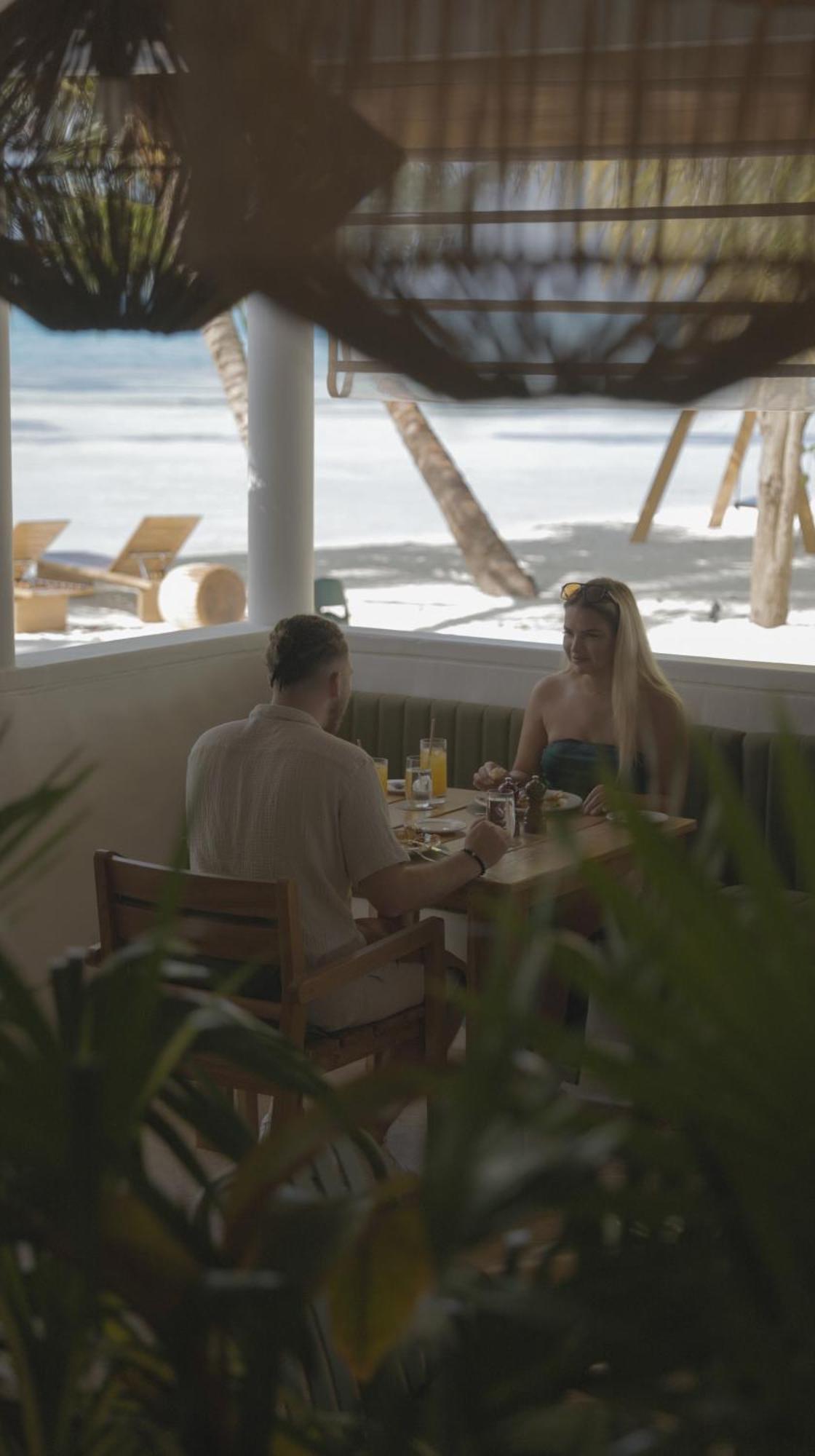 Stone Beach Club Dhiffushi Bagian luar foto